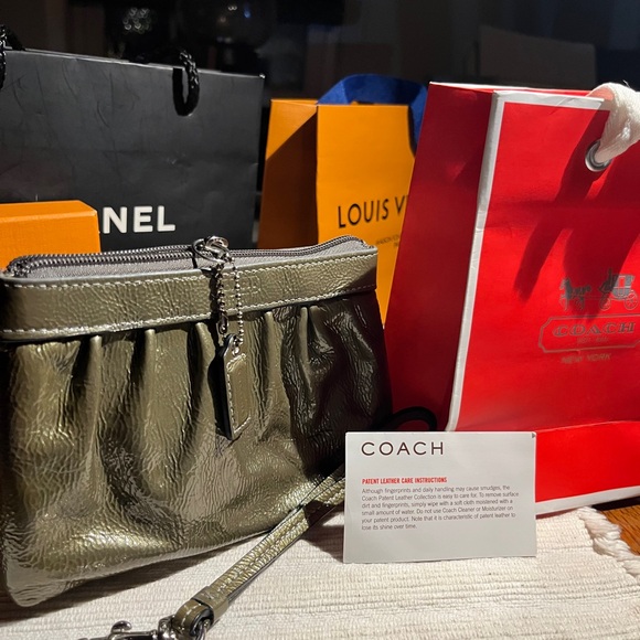 🎉!LIKE NEW🎊 Beautiful, Coach, shiny wristlet! - Picture 14 of 15